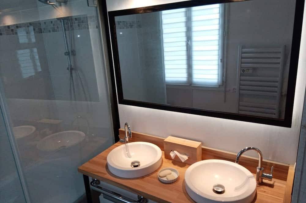 Maison Atypique Avec Terrasse, Jardin et Garage en Plein Centre Village in Mûr-de-Bretagne, Guingamp region