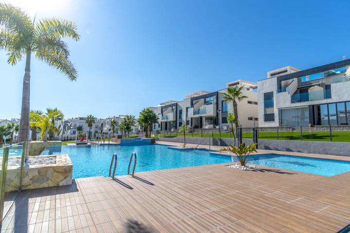 Apartment for 4 people, with balcony and children pool as well as garden in Torrevieja