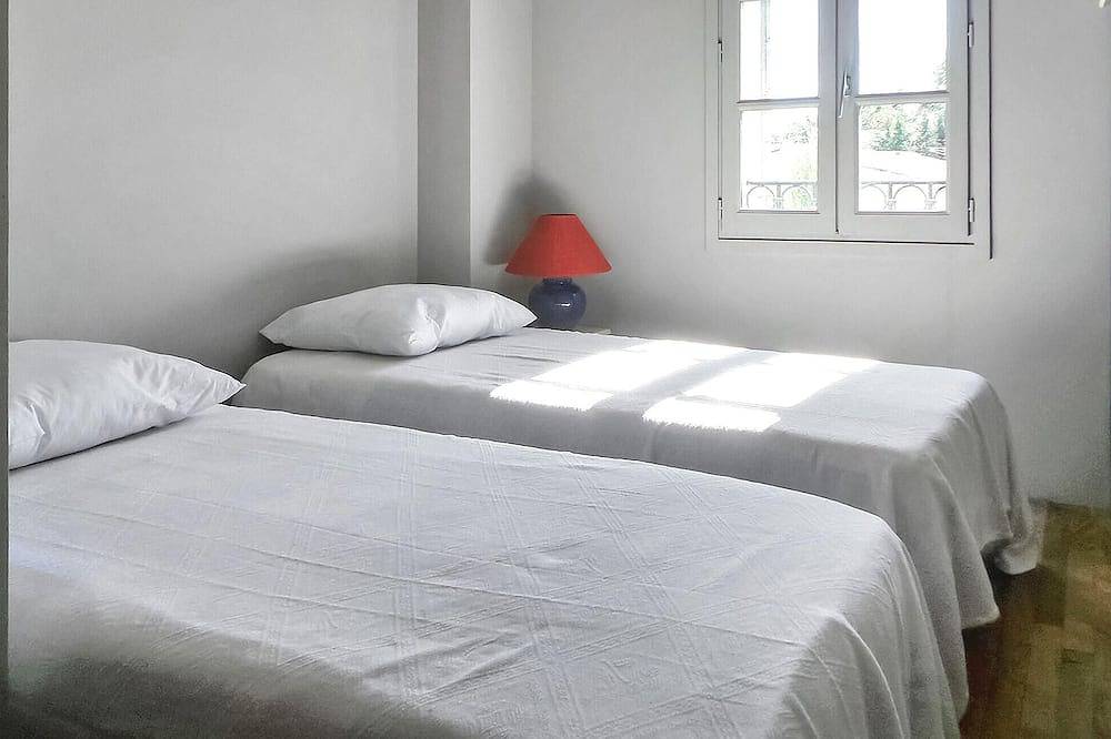 Beautiful home in Paradou in Paradou, Arles region