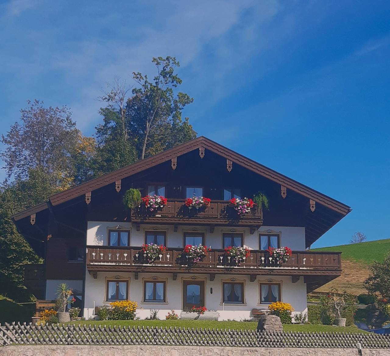 Landhaus Monika inkl. Chiemgaukarte - Doppelzimmer mit Etagendusche, Wc zur Alleinbenutzung, Balkon, Nr. 5 in Ruhpolding, Bayerische Alpen
