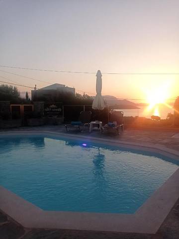 Cottage pour 4 personnes, avec piscine ainsi que jardin et vue dans Vámos