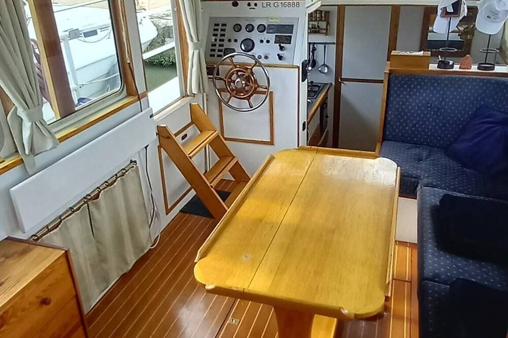 Elegant 35m² houseboat with sheltered terrace for 4 people in Saint-Gilles, Nimes und Umgebung