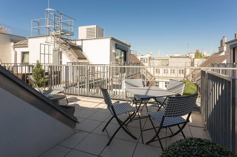 Ganze Wohnung, Duplex-Apartment mit Blick auf die Karlskirche in der Nähe der Staatsoper und der U-Bahn-Linie 10of10 in Wien Innenstadt, Wien