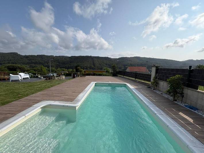 Casa de vacaciones para 6 personas, con jardín y balcón además de vistas y piscina en Galicia