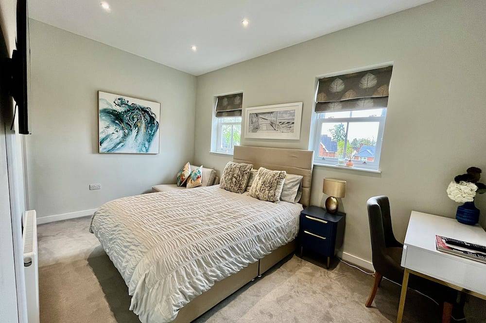 House In Private Mews, Free Parking. Station 2 Min Walk Trains 25 Min To London in Woking, Surrey