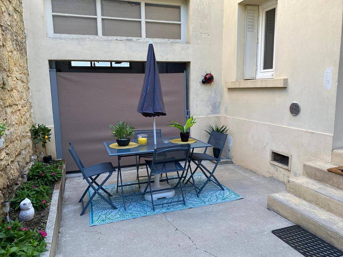 Appartement entier, One-Bedroom Apartment in Mouleydier, Périgord Pourpre