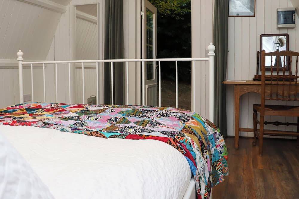 Ballybeg Pod 6, romantic, with hot tub in Tinahely, County Wicklow in County Wicklow