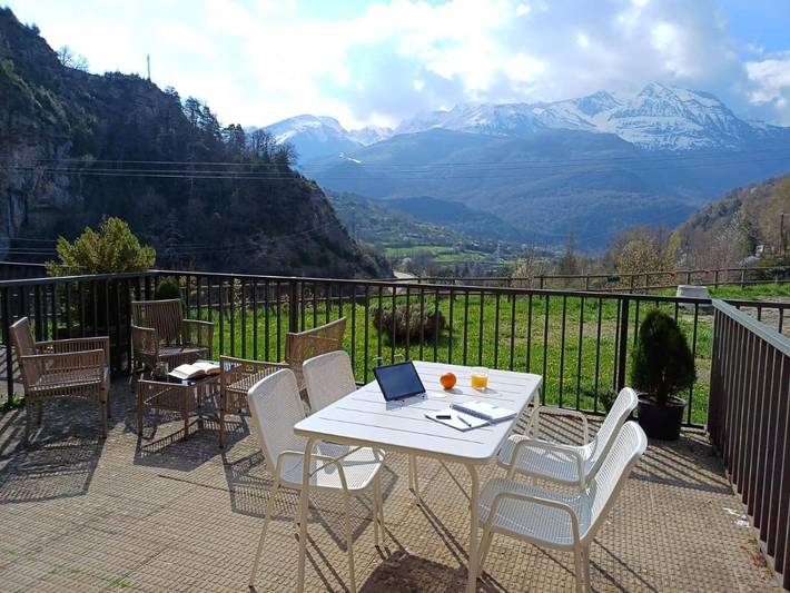 Apartamento para 4 personas, con piscina además de vistas y jardín en Escarrilla