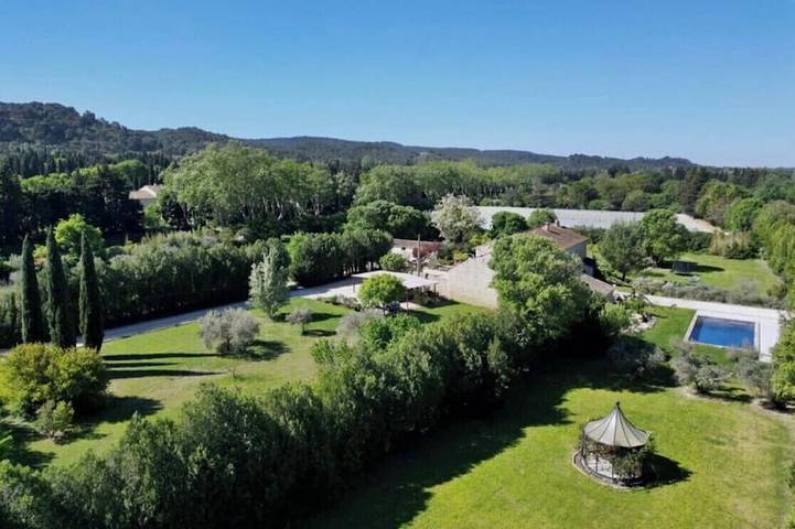 Gîte pour 18 personnes, avec jardin à Saint-Étienne-du-Grès - 3