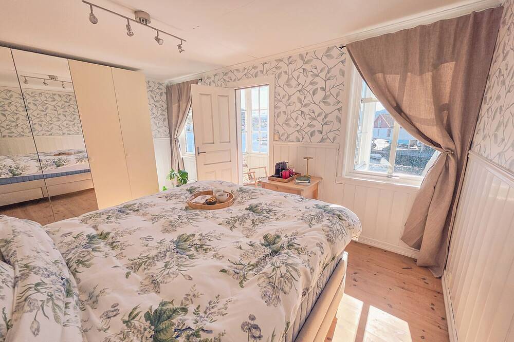 Nortorp – Spacious Fjord Villa with Private Dock in the Village Centre in Norheimsund, Kvam herad