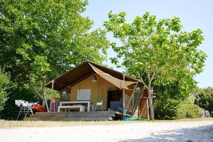 Tente pour 6 personnes, avec terrasse et piscine ainsi que vue et jardin, animaux acceptés dans Loiret - 2