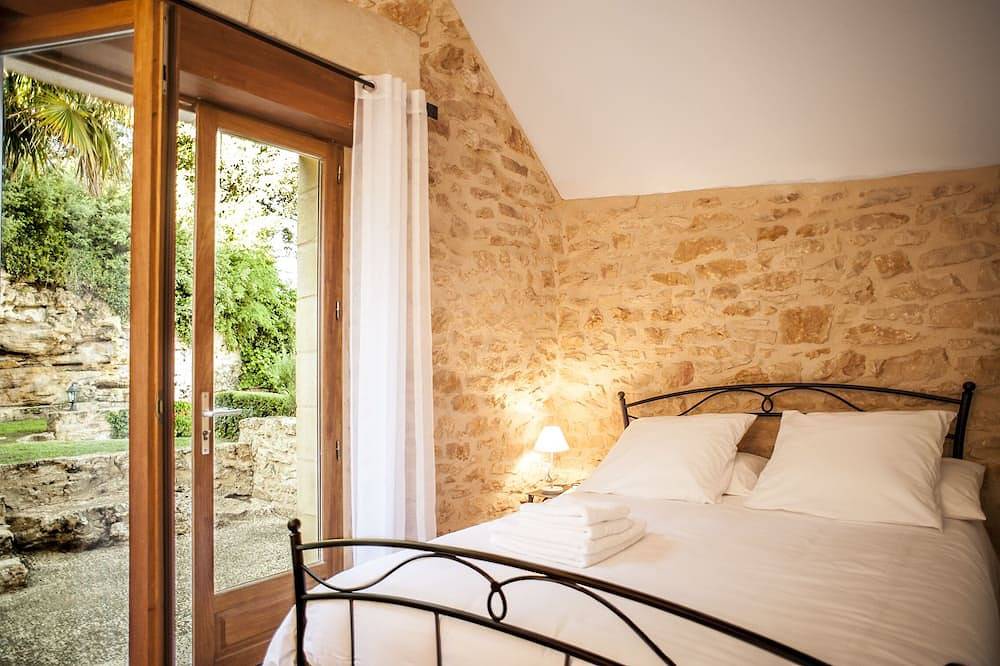 Typical stone house. Heated swimming pool, garden , stunning view in Vitrac, Périgord Noir