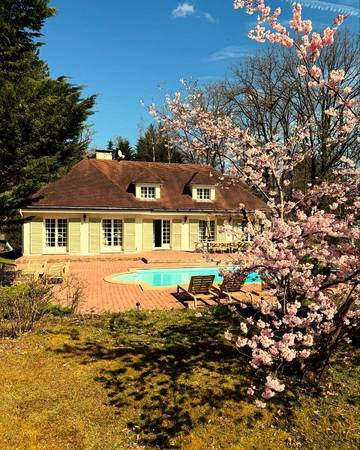 Gîte pour 14 personnes, avec vue ainsi que jardin et piscine à Auffargis