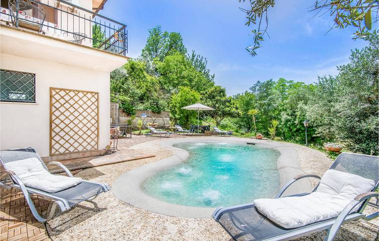 Sonnige Ferienwohnung mit Pool, Terrasse und WLAN, 1,5 km von Poggio Mirteto entfernt in Poggio Catino, Rieti Provinz