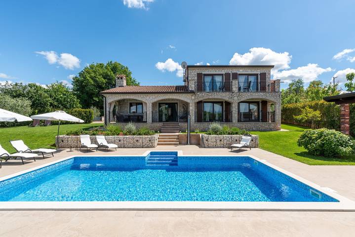 Ferienhaus für 8 Personen, mit Meerblick und Pool sowie Garten