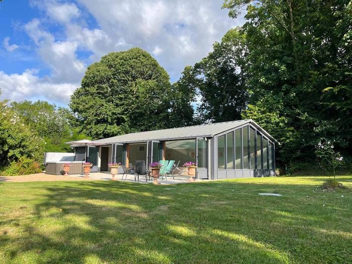 Location de vacances pour 2 personnes, avec Terrasse et Jacuzzi ainsi que Jardin et Bassin pour enfant à Plougonven