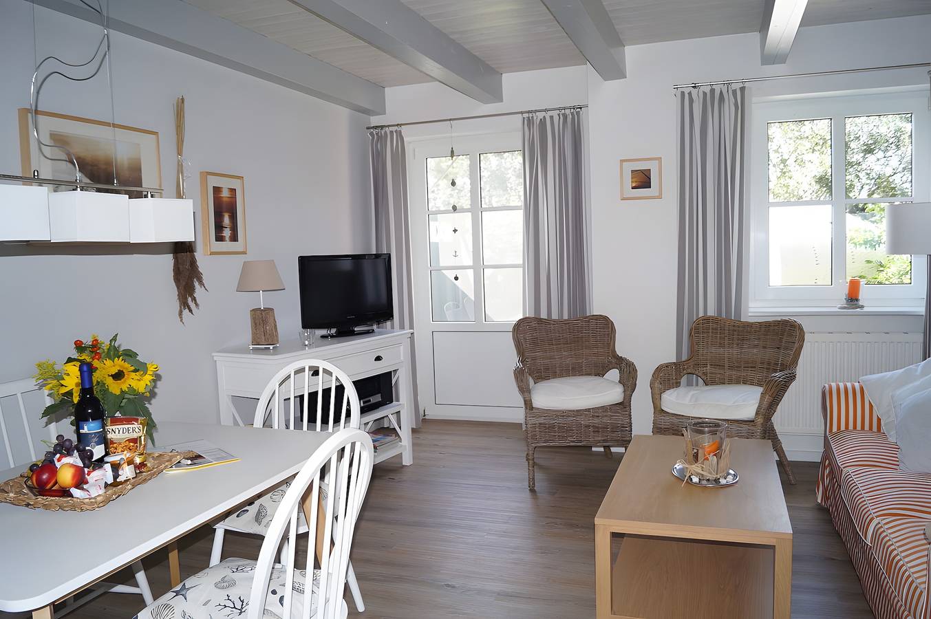 Ganze Wohnung, Apartment 'Sonnenkuss' mit privater Terrasse, Gartenmitnutzung & Wlan in Pellworm, Nordseeküste