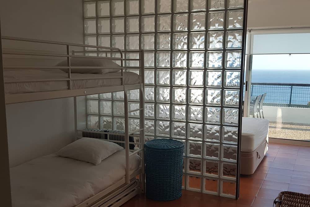 Ganze Wohnung, Apartment mit Terrasse mit Meerblick - 2 Minuten vom Strand entfernt in Praia da Califórnia, Sesimbra