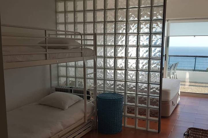 Appartement entier, Appartement avec terrasse vue sur la mer - 2 min de la plage in Praia da Califórnia, Sesimbra
