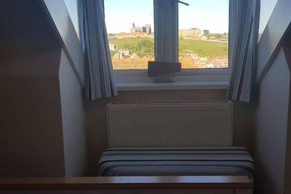 Entire apartment, 2 bedroom maisonette with fabulous Abbey and sea views in Whitby, North York Moors National Park