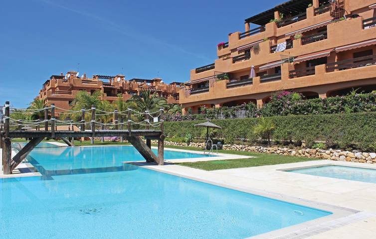 Entire holiday apartment, Sea-View Apartment with Pool & Parking in Playa del Angel (Estepona), Estepona