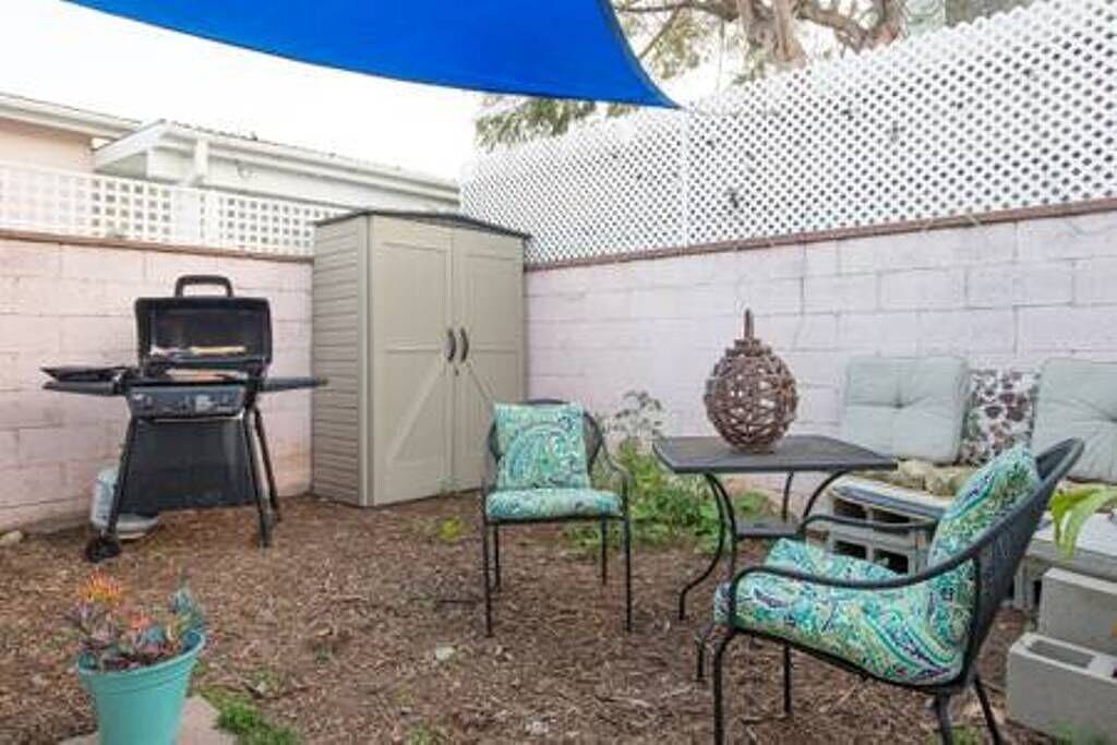 Helles und buntes Häuschen am Pierpont Strand in Ventura Beach, Ventura