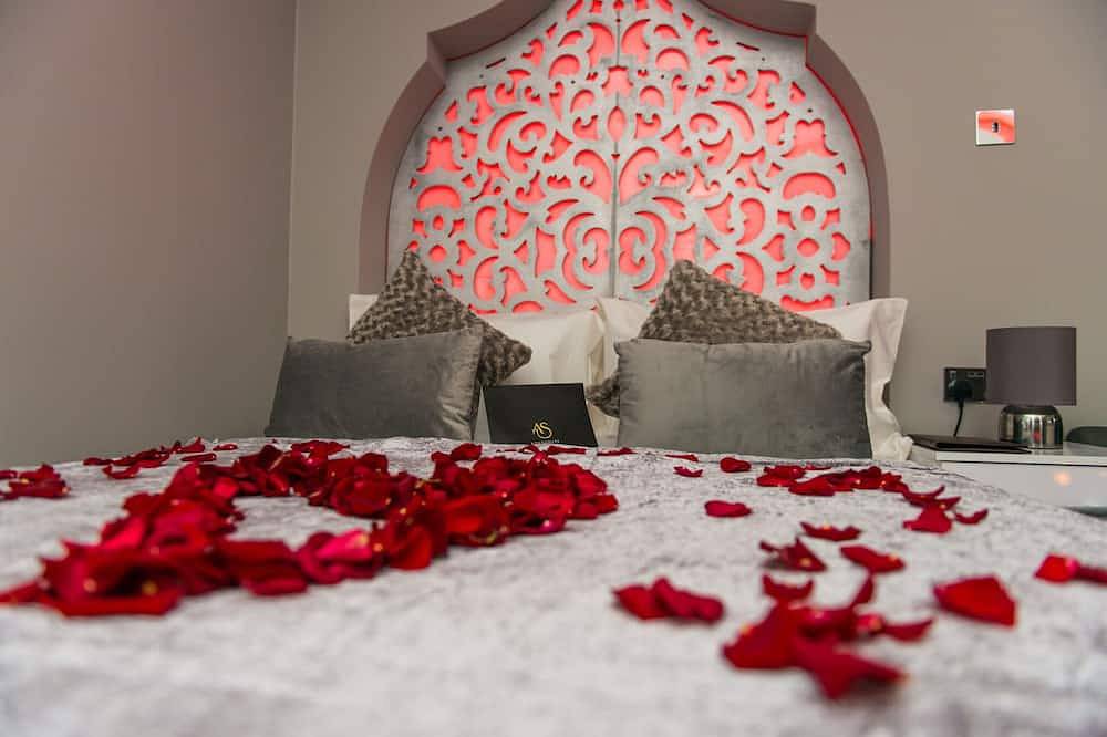 Entire apartment, Aphrodite Suites The Opulance Hot Tub Spa Suite in Huddersfield, West Yorkshire
