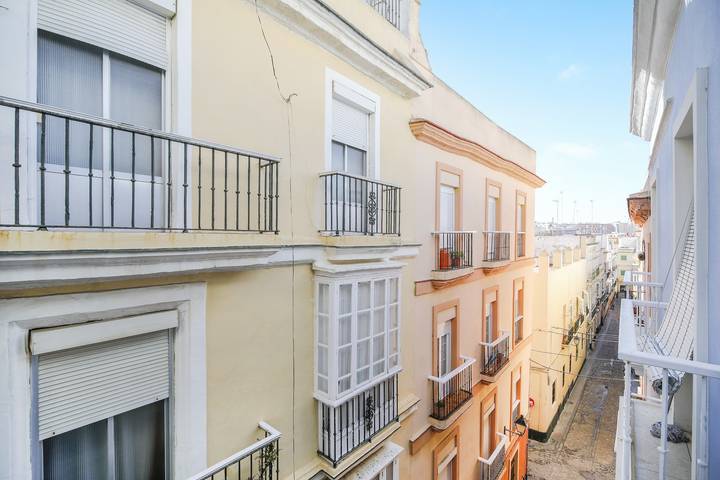 Apartamento entero, Moderno apartamento "Torre Close" a la playa en el centro histórico con balcón y aire acondicionado in La Vina, Cádiz