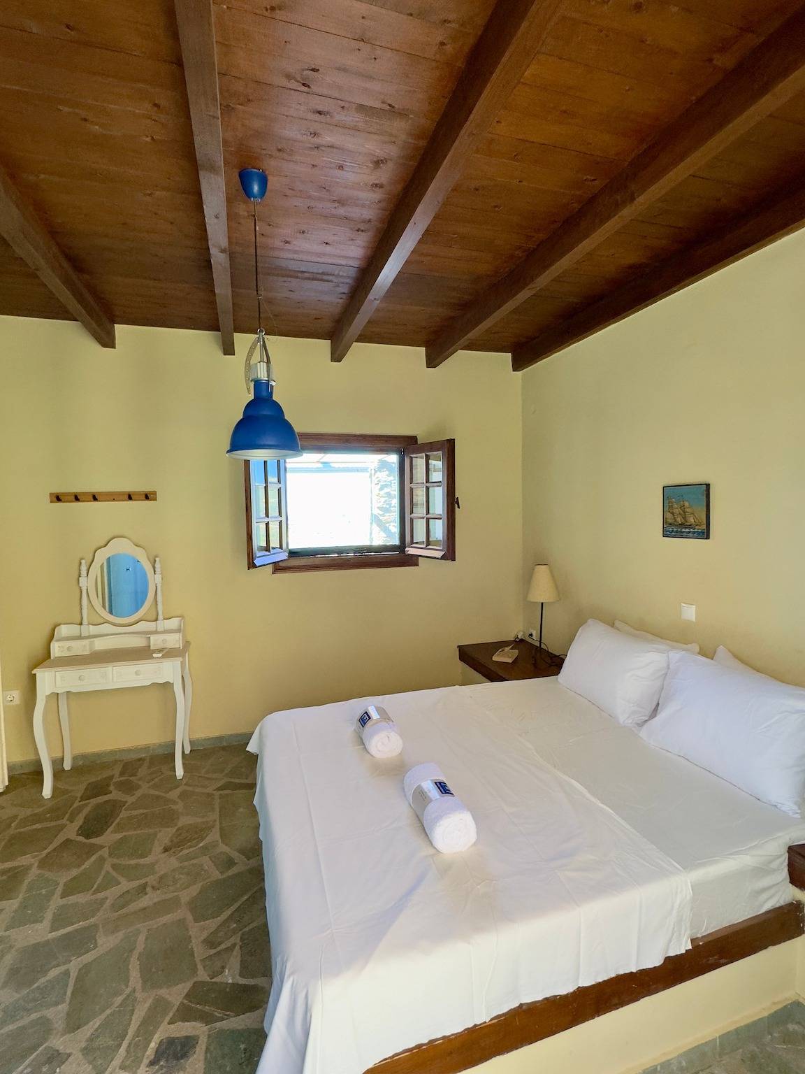 Maison de vacances 'Kea's Sunset Stone Retreat' avec vue sur la mer, Wi-Fi et climatisation in Kea