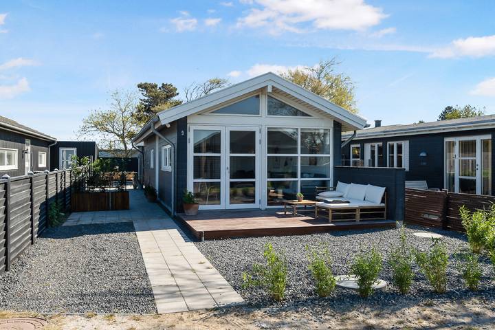 Ferieudlejning for 6 personer, med Terrasse og Have samt Søudsigt i Karrebæksminde