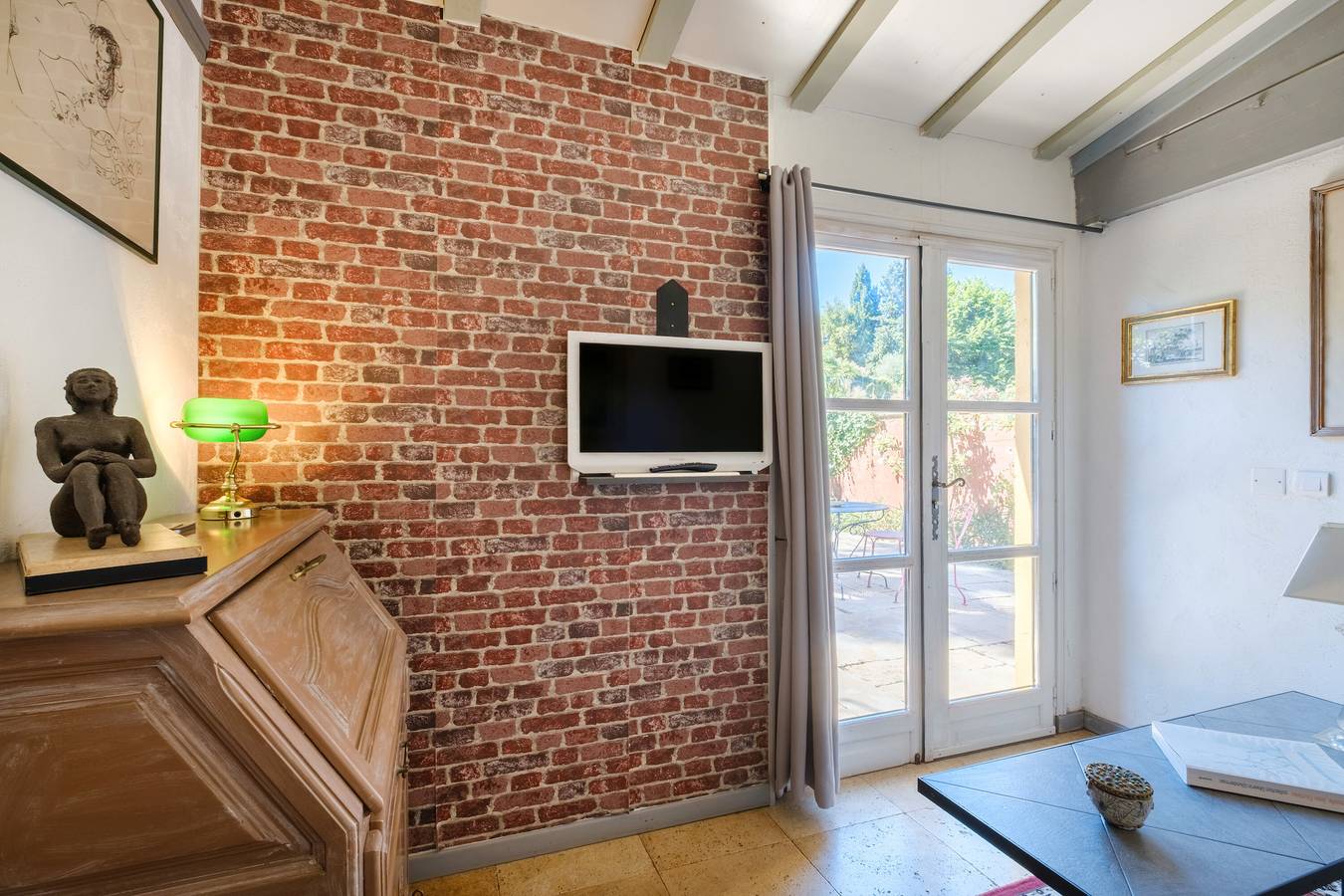Bed and Breakfast 'Grenade' with Shared Terrace, Wi-Fi and Air Conditioning in Menton, Nice region