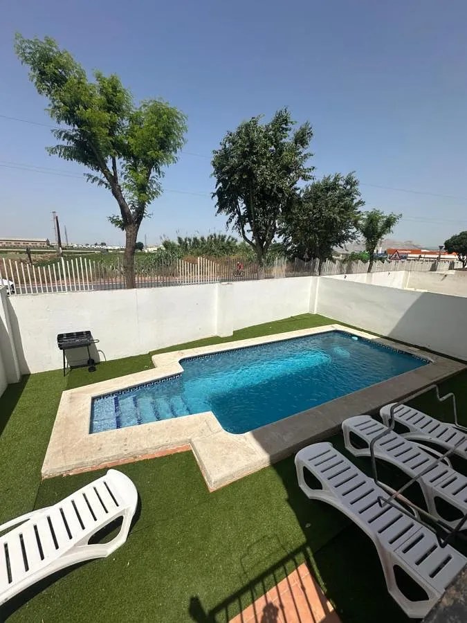 Casa de vacaciones para 13 personas, con jardín además de vistas y piscina - 1