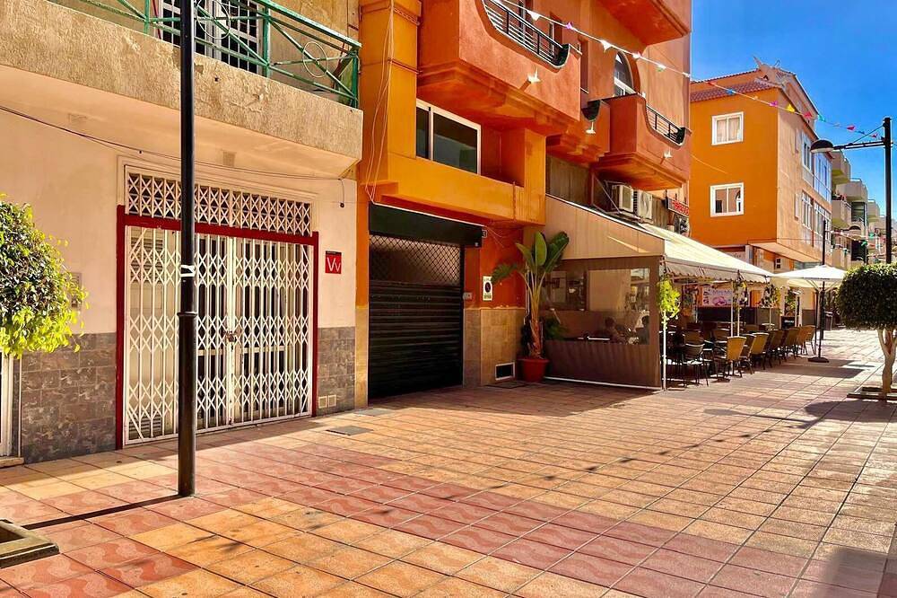 Apartamento entero, Espacioso loft en el corazón de un pueblo tranquilo y vivaz de playa. in Las Galletas, Tenerife Sur
