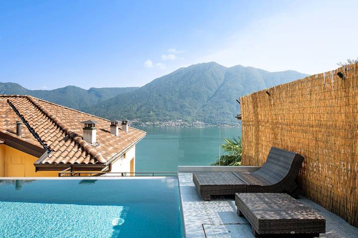 Attico Colonno con vista lago, piscina a sfioro e vasca idromassaggio in Colonno, Lago di Como