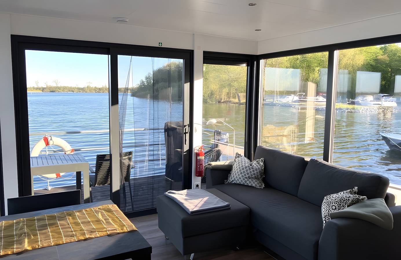 Hausboot 'Püttelkow' mit Seeblick, privater Terrasse und Wlan in Röbel, Müritz