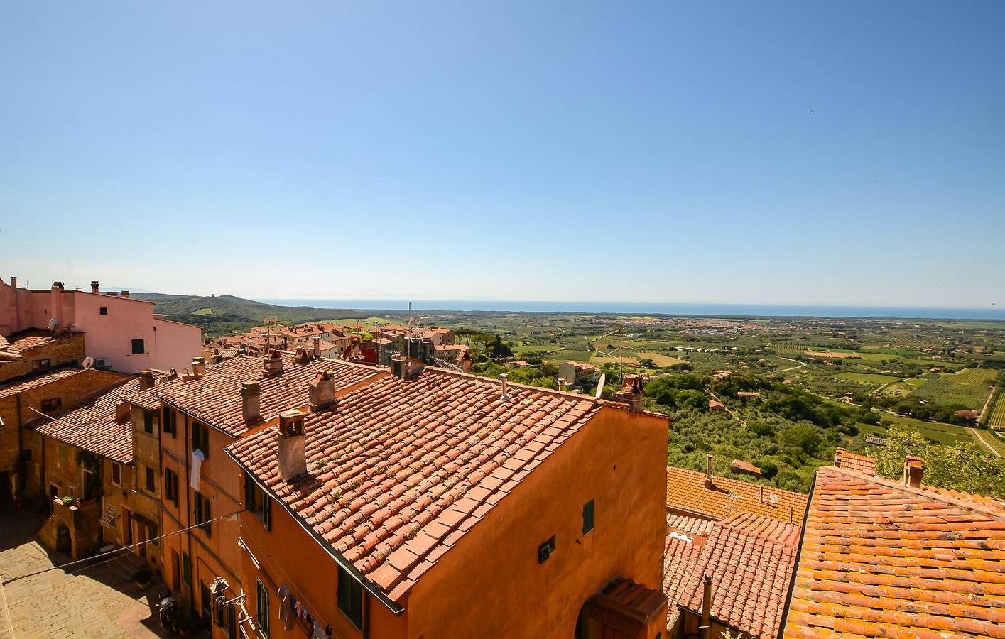 Apartamento vacacional entero, Encantador apartamento en la planta superior con vistas panorámicas en Castagneto Carducci in Castagneto Carducci, Costa Etrusca