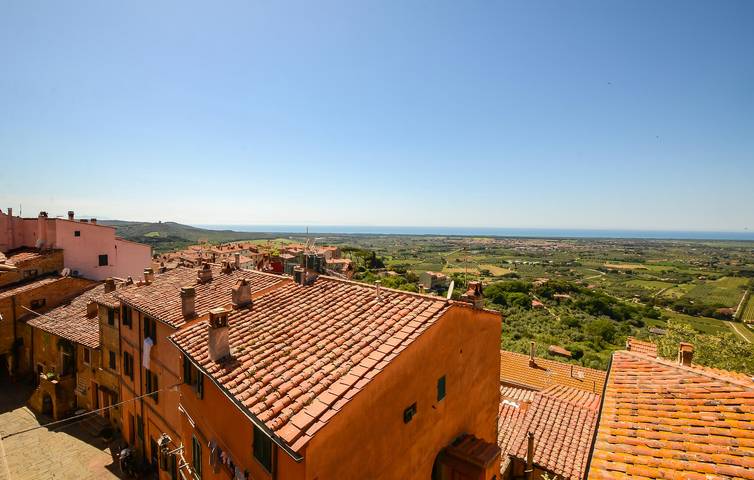 Ganze Ferienwohnung, Charmante Wohnung im Obergeschoss mit Panoramablick in Castagneto Carducci in Castagneto Carducci, Etruskische Küste
