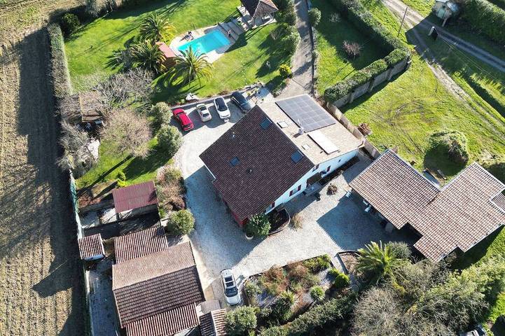 Chalet pour 2 personnes, avec jardin ainsi que terrasse et piscine