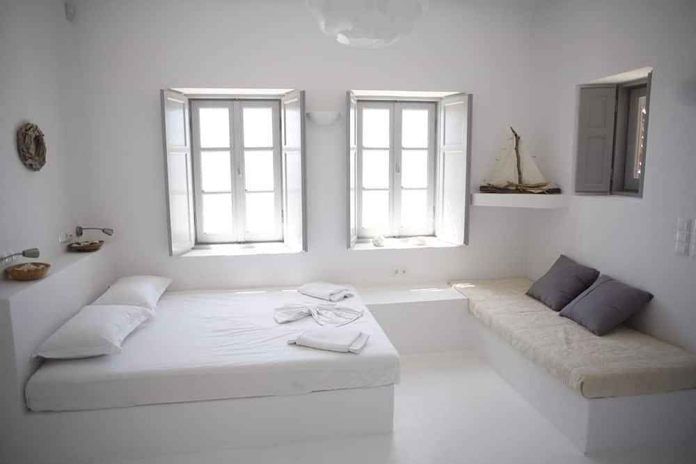 Secluded private villa, seaviews & sunsets, prime location in Koumpara, Ios