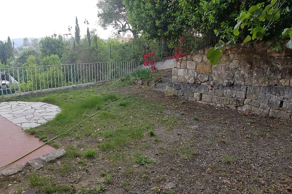 Entire apartment, Studio Meublée vue Mer et Terrasse 80 M2 in Grasse, Cannes region
