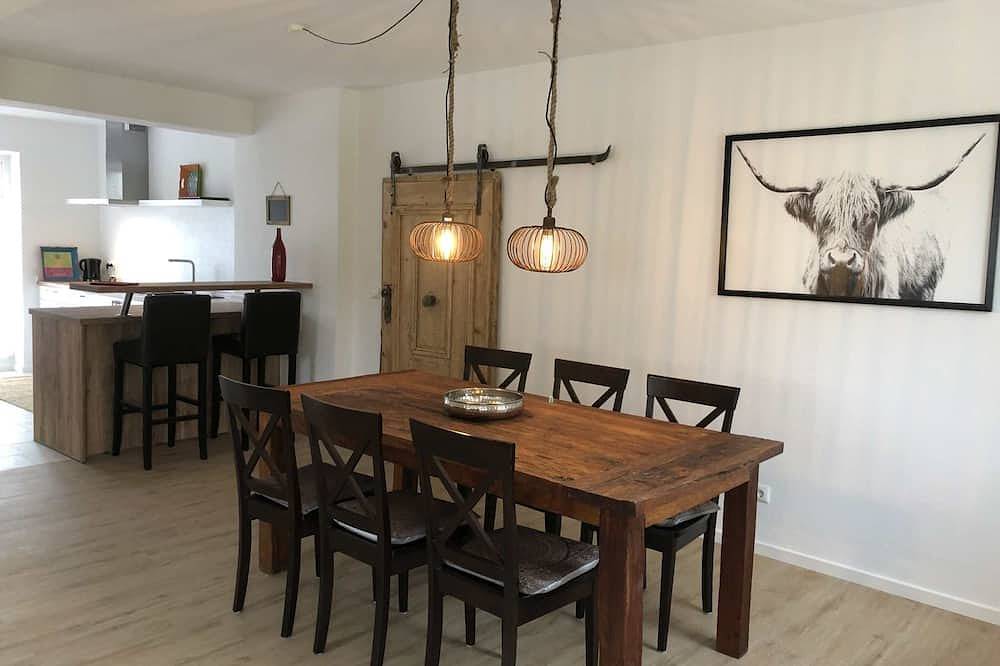 Freundliches Ferienhaus- 8 Personen, 130qm, 3 Schlafzimmer, 2 Terrassen, zentral in Saaldorf-Surheim, Rupertiwinkel