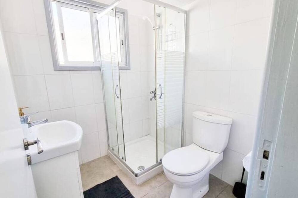 Apartamento entero, Modern Retreat: 2br Stylish Apt with Comfy Rooms! in Lárnaca, Distrito de Larnaca