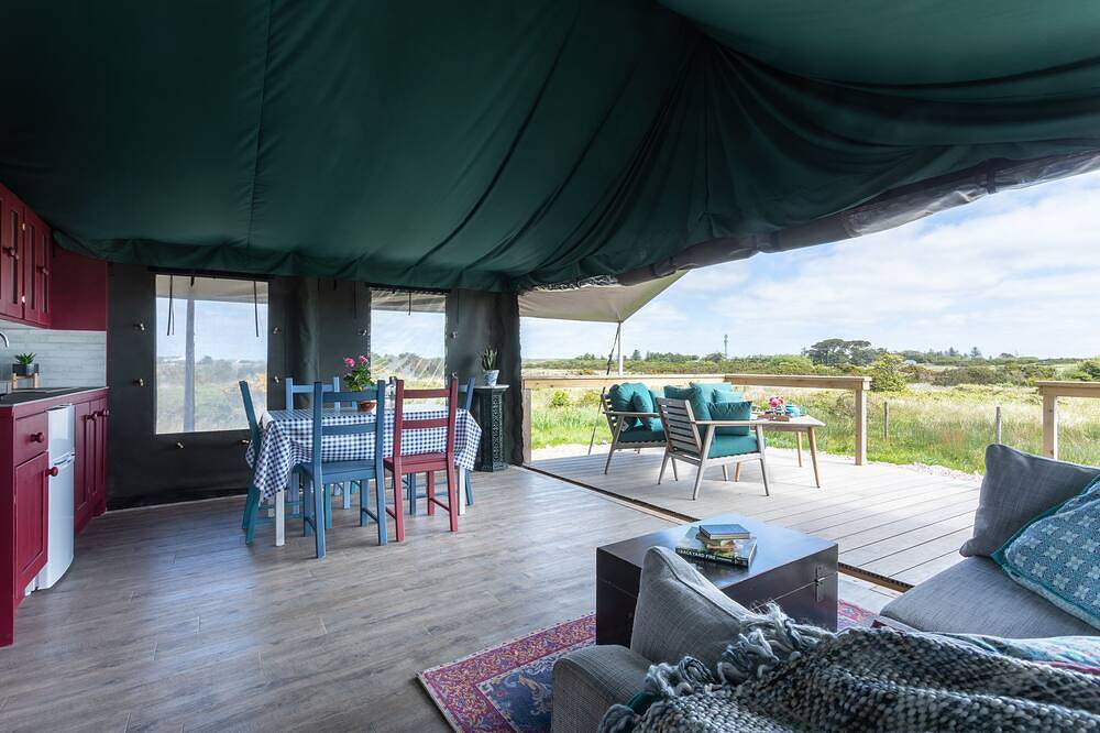 Wild Atlantic Way Connemara luxury safari-tent glamping with outdoor hot bath. in Connemara