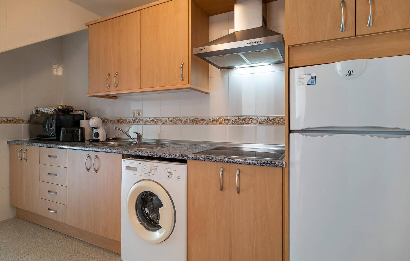 Entire holiday apartment, Modern Apartment with Terrace, WiFi & AC - Close to Beach & Town in Torremolinos Centre, Torremolinos