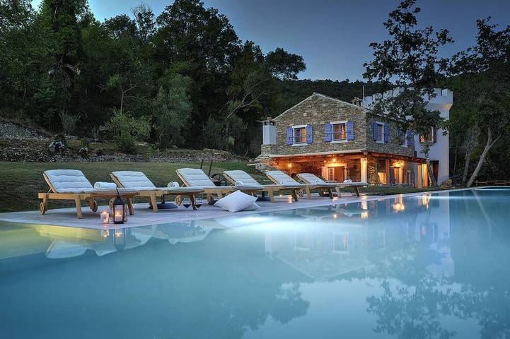 Gîte pour 8 personnes, avec Jacuzzi et Terrasse ainsi que Jardin et Sauna