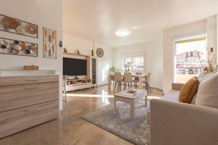 Geheel appartement, Vakantie Appartement "Palma De Mallorca 12" met Privé Terras, A/C & Wi-Fi in Torremolinos Centre, Torremolinos