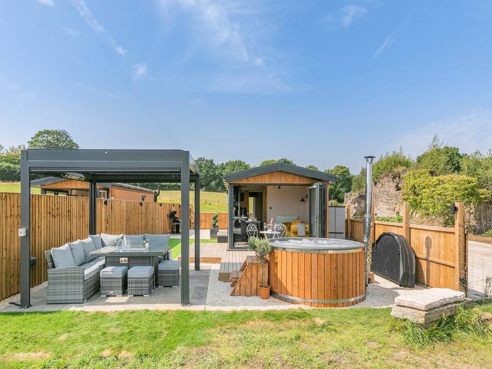 Glamping for 4 people, with garden in Lancashire