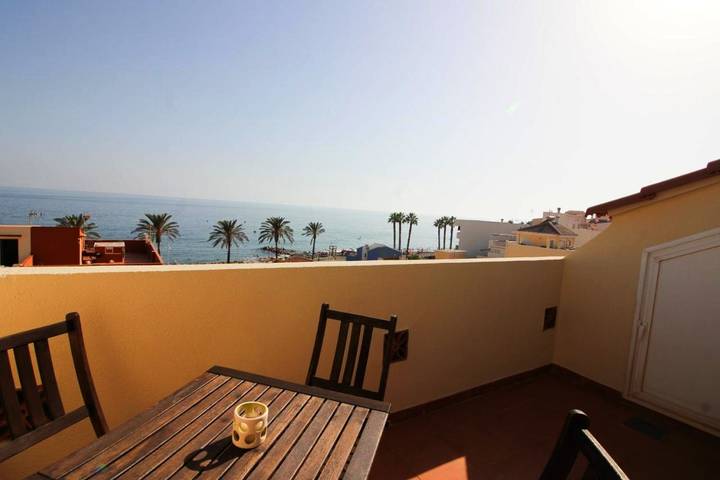 Apartamento para 4 personas, con vistas además de balcón y piscina en Mezquitilla