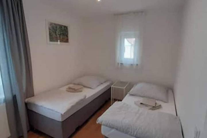 Ganze Wohnung, 3 - Zimmer Ferienwohnung - Reutlingen Heinestr og in Reutlingen, Neckar-Alb
