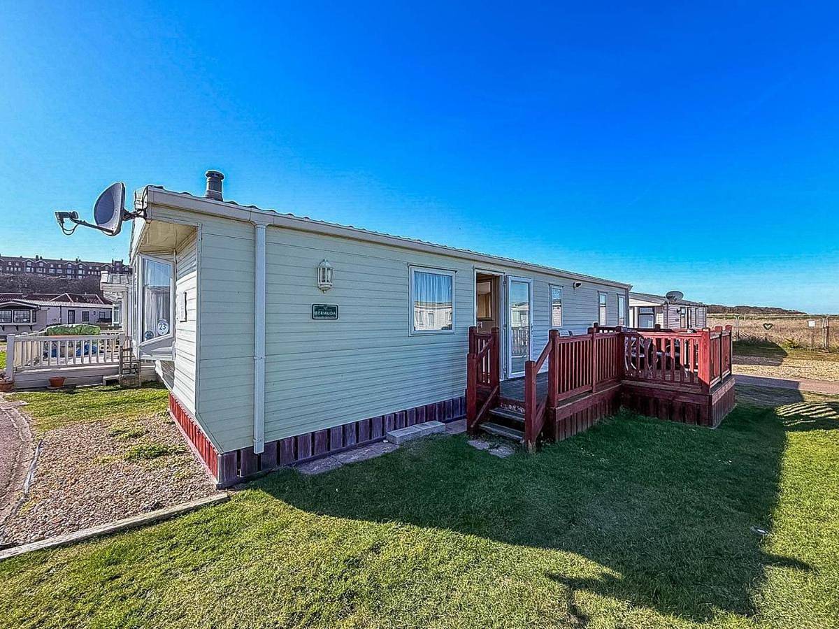 Great 6 Berth Caravan With Decking By The Beach In Suffolk Ref 40023Nd in Lowestoft, Sunrise Coast